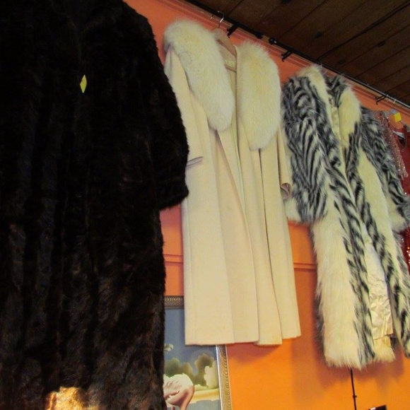 Meet your Posher, Joann. Vintage and Ready-to-wear - Picture 3 of 8